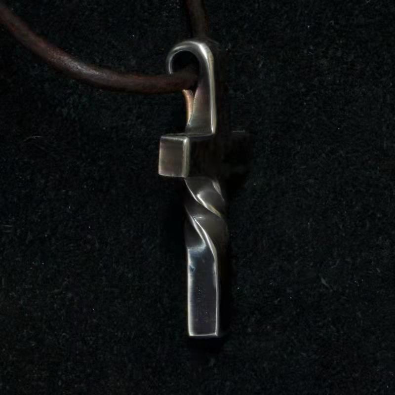 Croix forgée sur cordon de cuir COLLIER