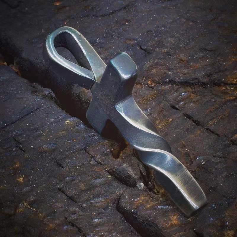 Croix forgée sur cordon de cuir COLLIER