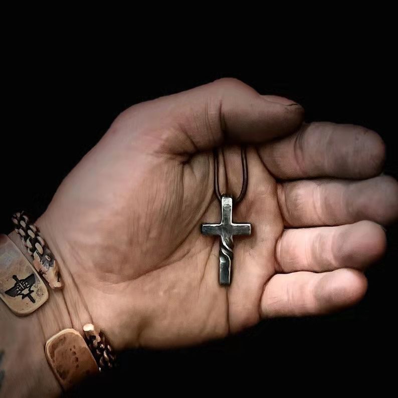 Croix forgée sur cordon de cuir COLLIER