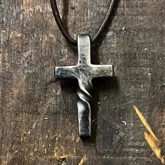 Croix forgée sur cordon de cuir COLLIER